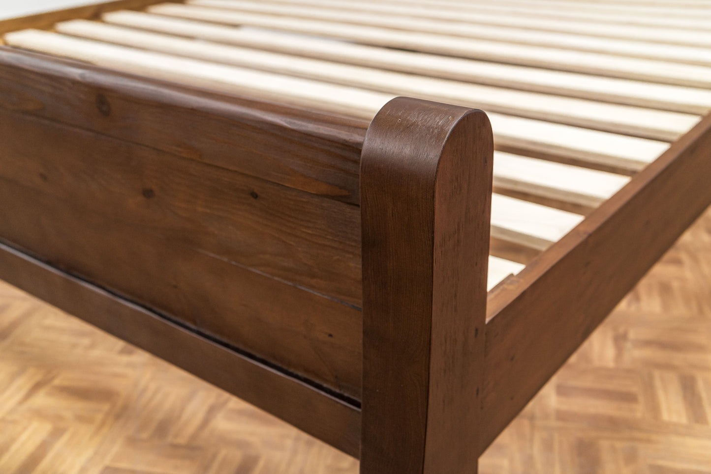 Oscar 4'6 Sleigh Bed
