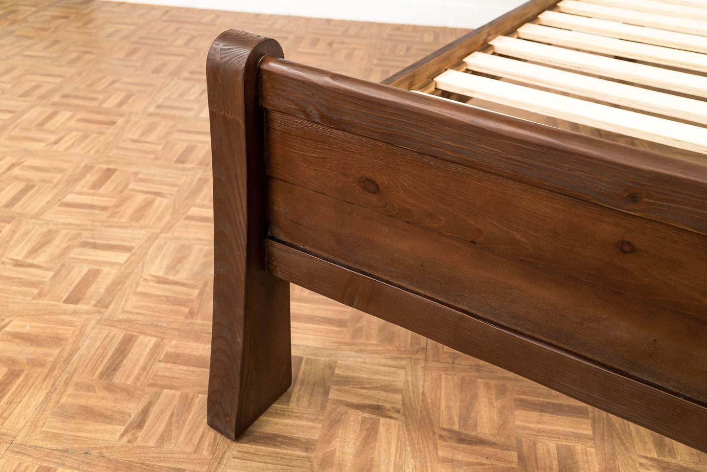 Oscar 5'0 Sleigh Bed